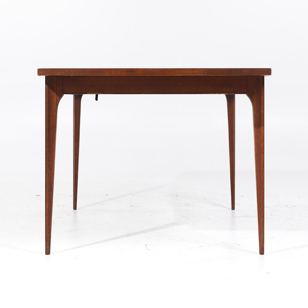 Broyhill Brasilia Mid Century Walnut Expanding Dining Table with 2 Leaves In Good Condition For Sale In Countryside, IL
