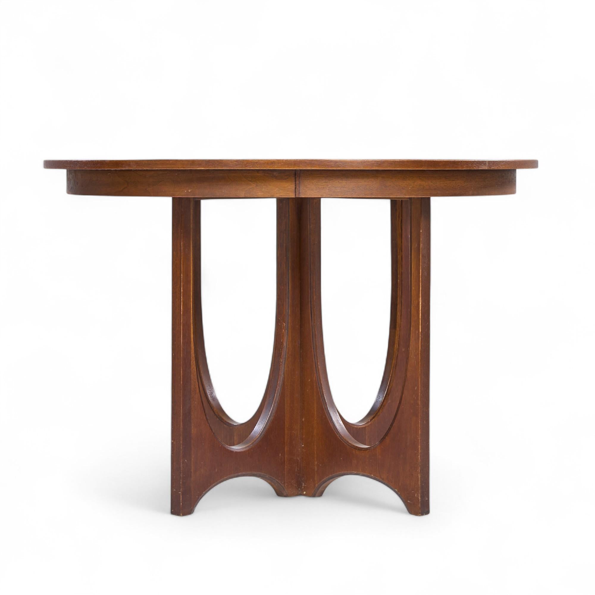Broyhill Brasilia Mid Century Walnut Expanding Dining Table with 2 Leaves In Good Condition For Sale In Franklin Park, IL