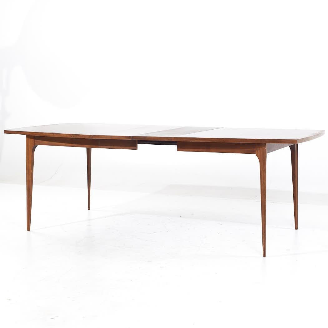 Broyhill Brasilia Mid Century Walnut Expanding Dining Table with 3 Leaves For Sale 6