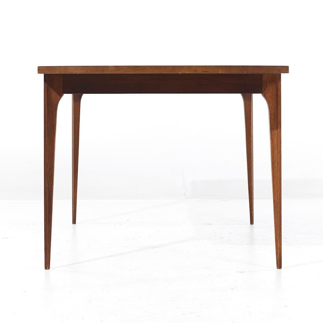 Broyhill Brasilia Mid Century Walnut Expanding Dining Table with 3 Leaves In Good Condition For Sale In Countryside, IL