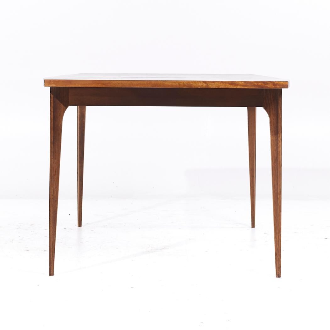 Broyhill Brasilia Mid Century Walnut Expanding Dining Table with 3 Leaves In Good Condition For Sale In Countryside, IL