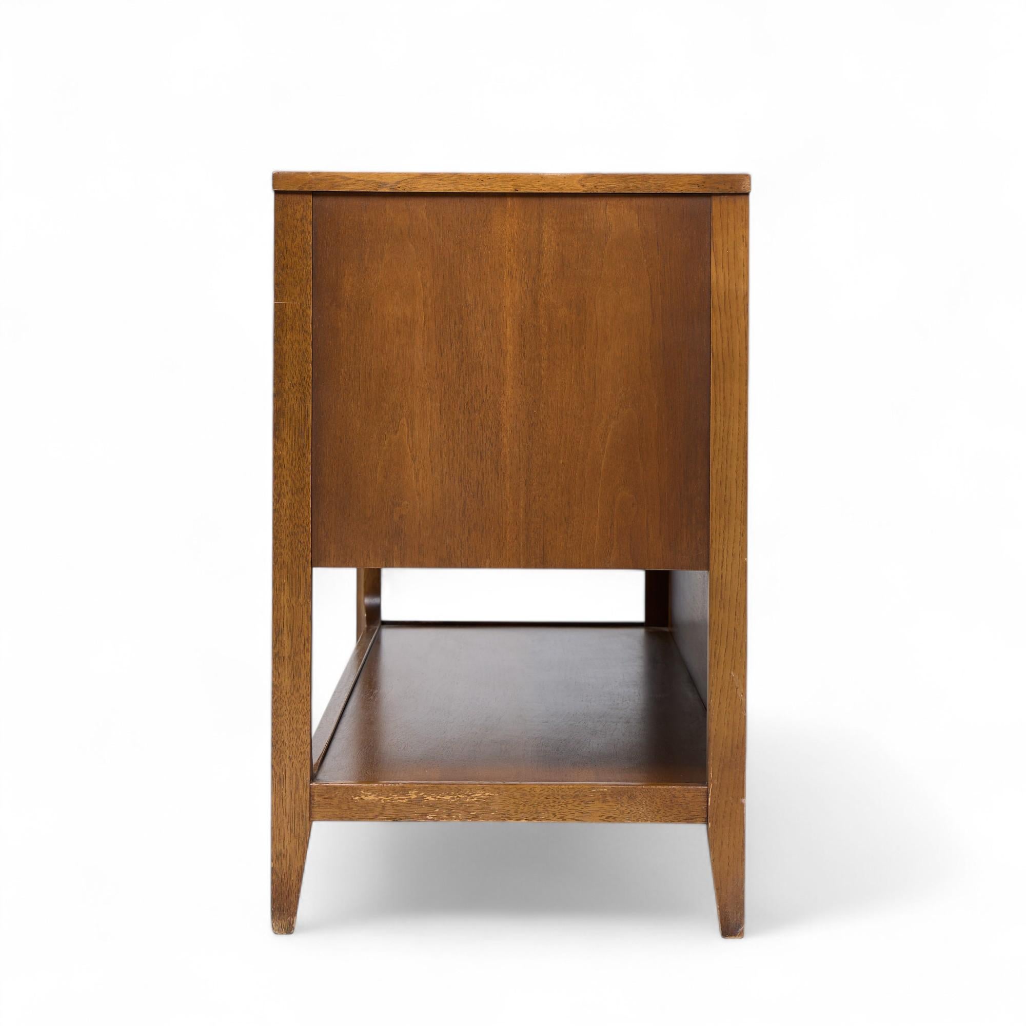 Broyhill Brasilia Mid Century Walnut Fluted Credenza In Good Condition For Sale In Franklin Park, IL