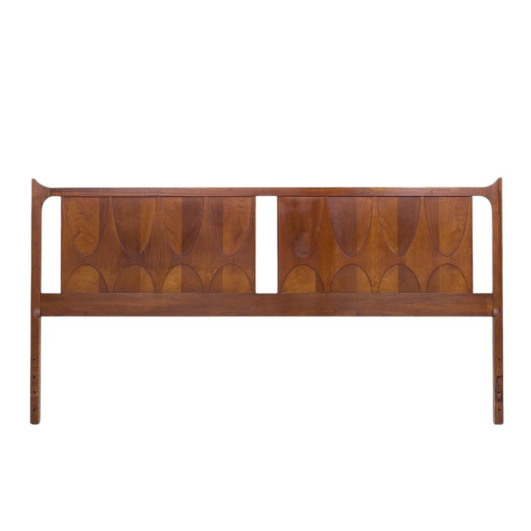 Broyhill Brasilia Mid Century Walnut King Headboard (tête de lit)

Cette tête de lit mesure : 78 de large x 1.75 de profond x 40.75 de haut

Tous les meubles peuvent être achetés dans ce que nous appelons un état vintage restauré. Cela signifie que