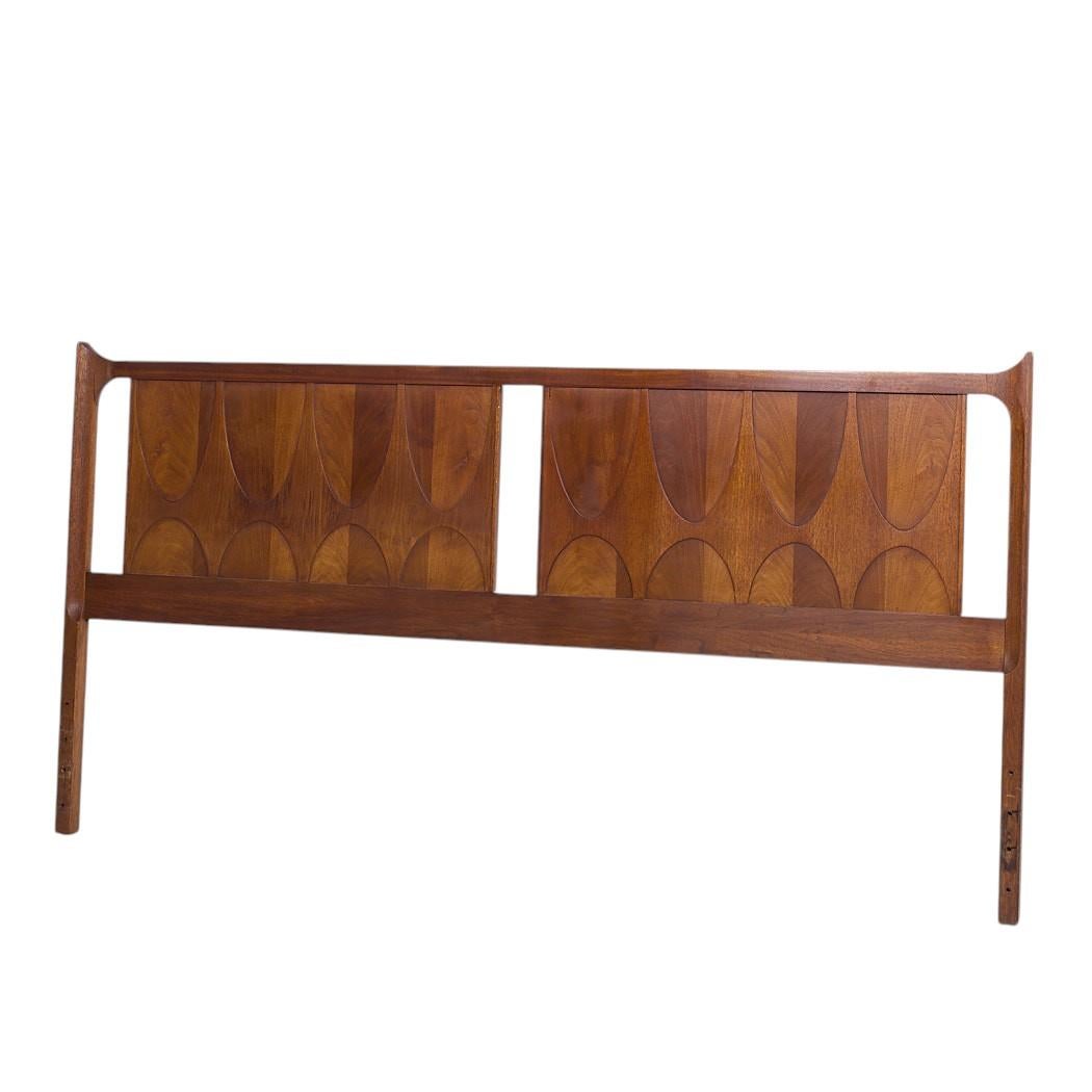 Mid-Century Modern Broyhill Brasilia Mid Century Walnut King Headboard (tête de lit) en vente
