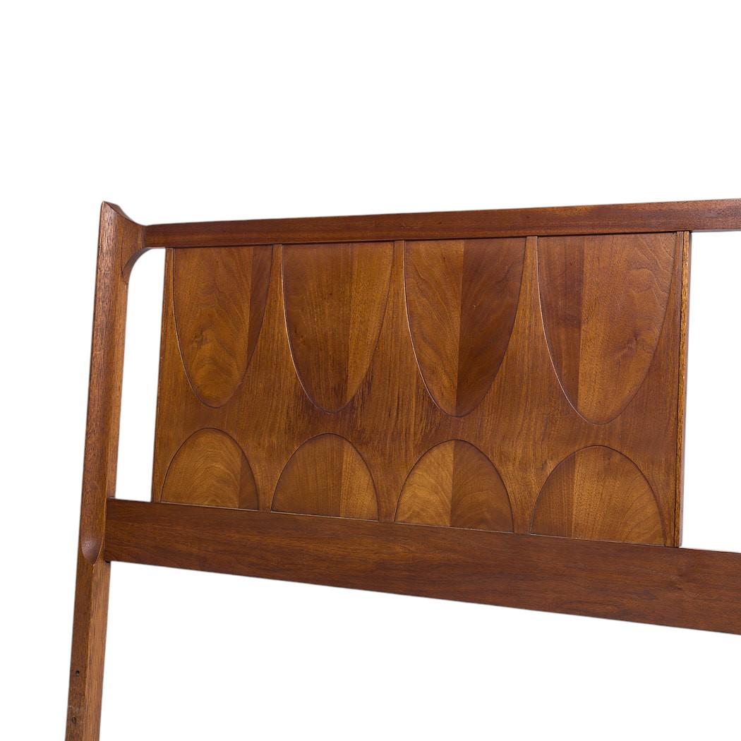 Américain Broyhill Brasilia Mid Century Walnut King Headboard (tête de lit) en vente