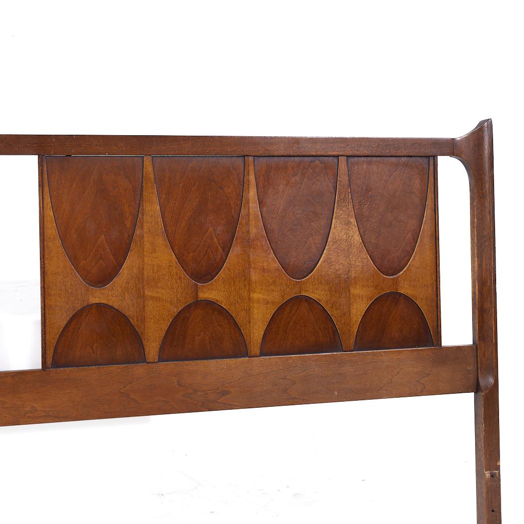 Broyhill Brasilia Mid Century Walnut King Headboard In Good Condition For Sale In Countryside, IL