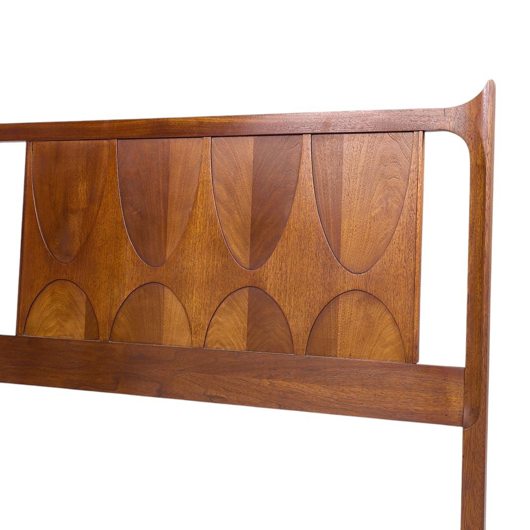 Broyhill Brasilia Mid Century Walnut King Headboard (tête de lit) Bon état - En vente à Countryside, IL