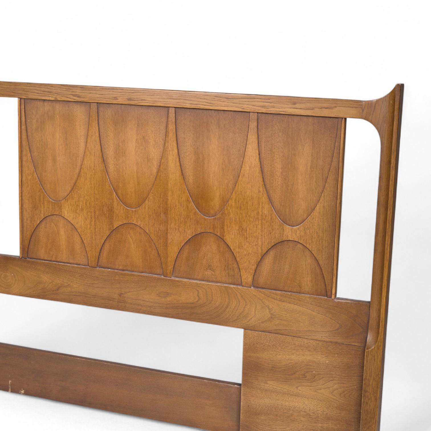 Broyhill Brasilia Mid Century Walnut King Headboard In Good Condition For Sale In Franklin Park, IL