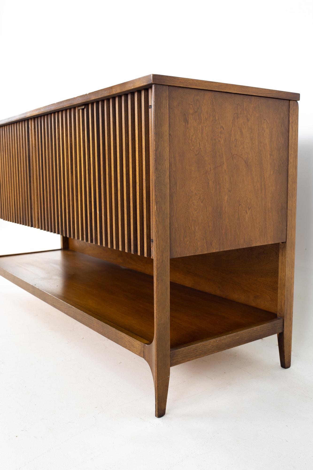 Broyhill Brasilia Mid Century Walnut Louvered Credenza In Good Condition In Countryside, IL
