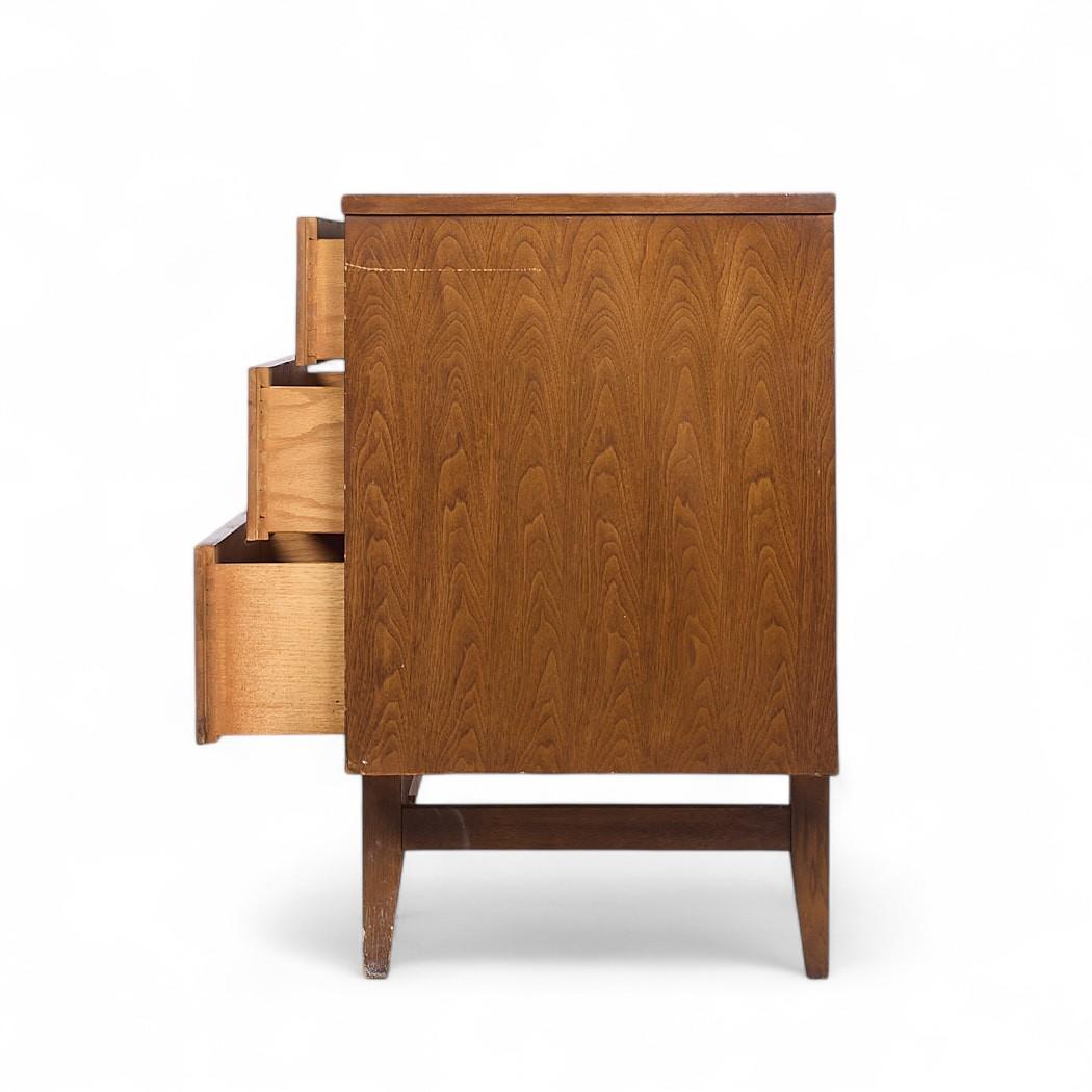Broyhill Brasilia Mid Century Walnut Lowboy 9 Drawer Dresser In Good Condition For Sale In Countryside, IL
