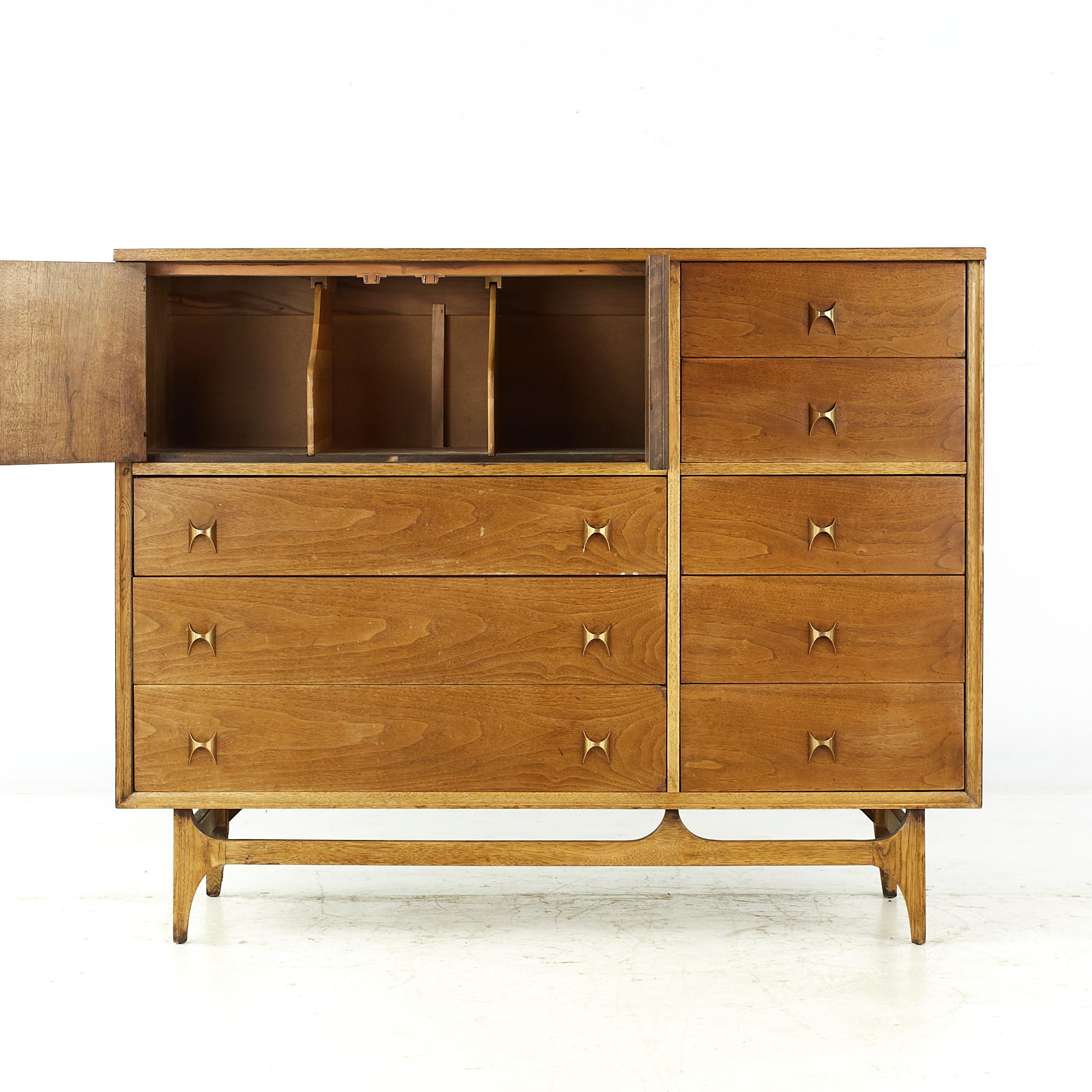 Broyhill Brasilia Mid-Century Walnut Magna Chest In Good Condition For Sale In Countryside, IL