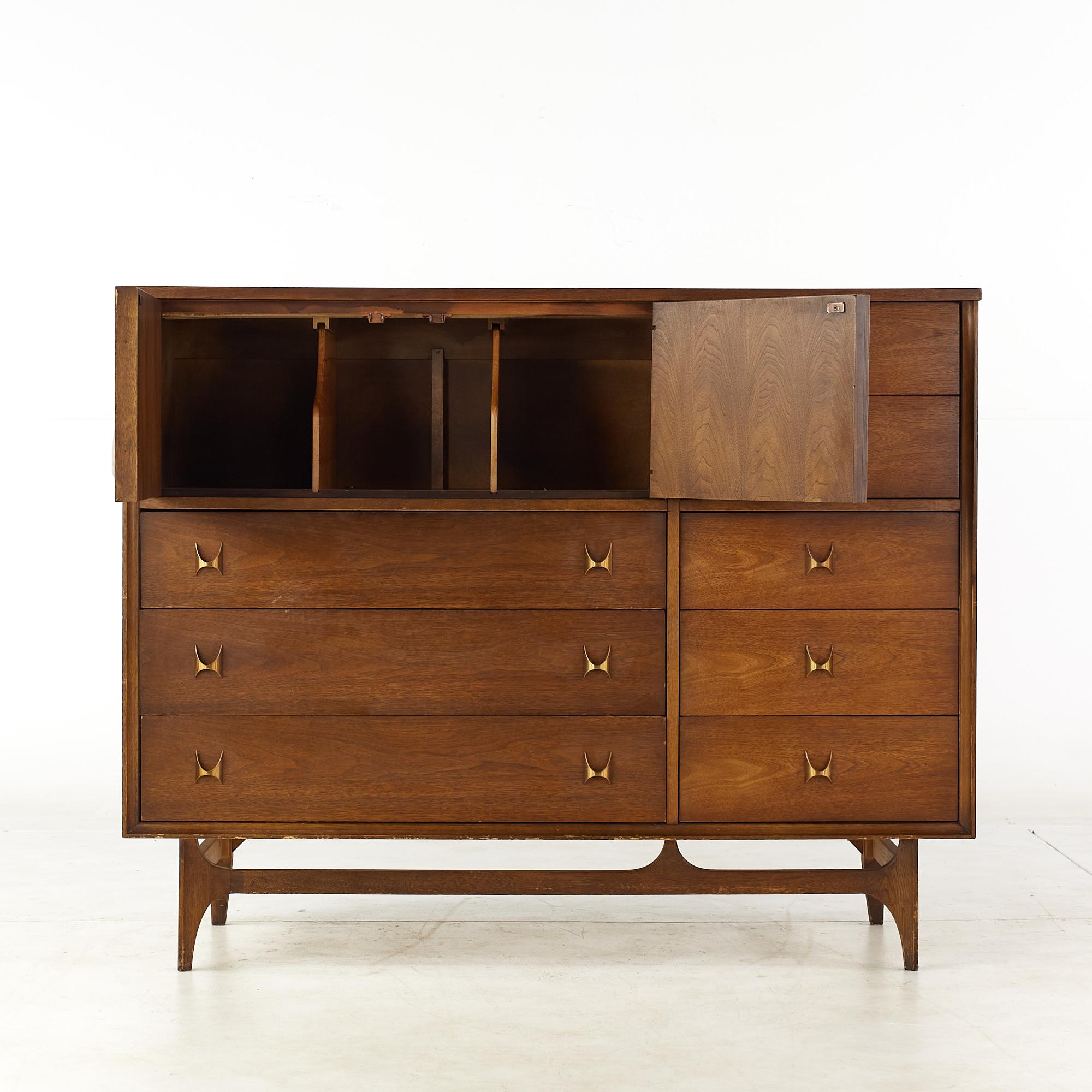 Broyhill Brasilia Mid Century Walnut Magna Dresser In Good Condition For Sale In Countryside, IL
