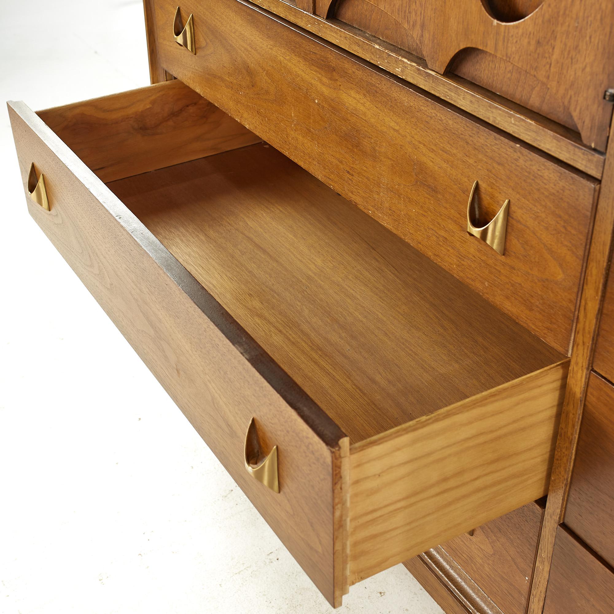 Broyhill Brasilia Mid Century Walnut Magna Dresser In Good Condition For Sale In Countryside, IL