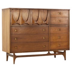 Commode Magna Broyhill Brasilia en noyer du milieu du siècle dernier