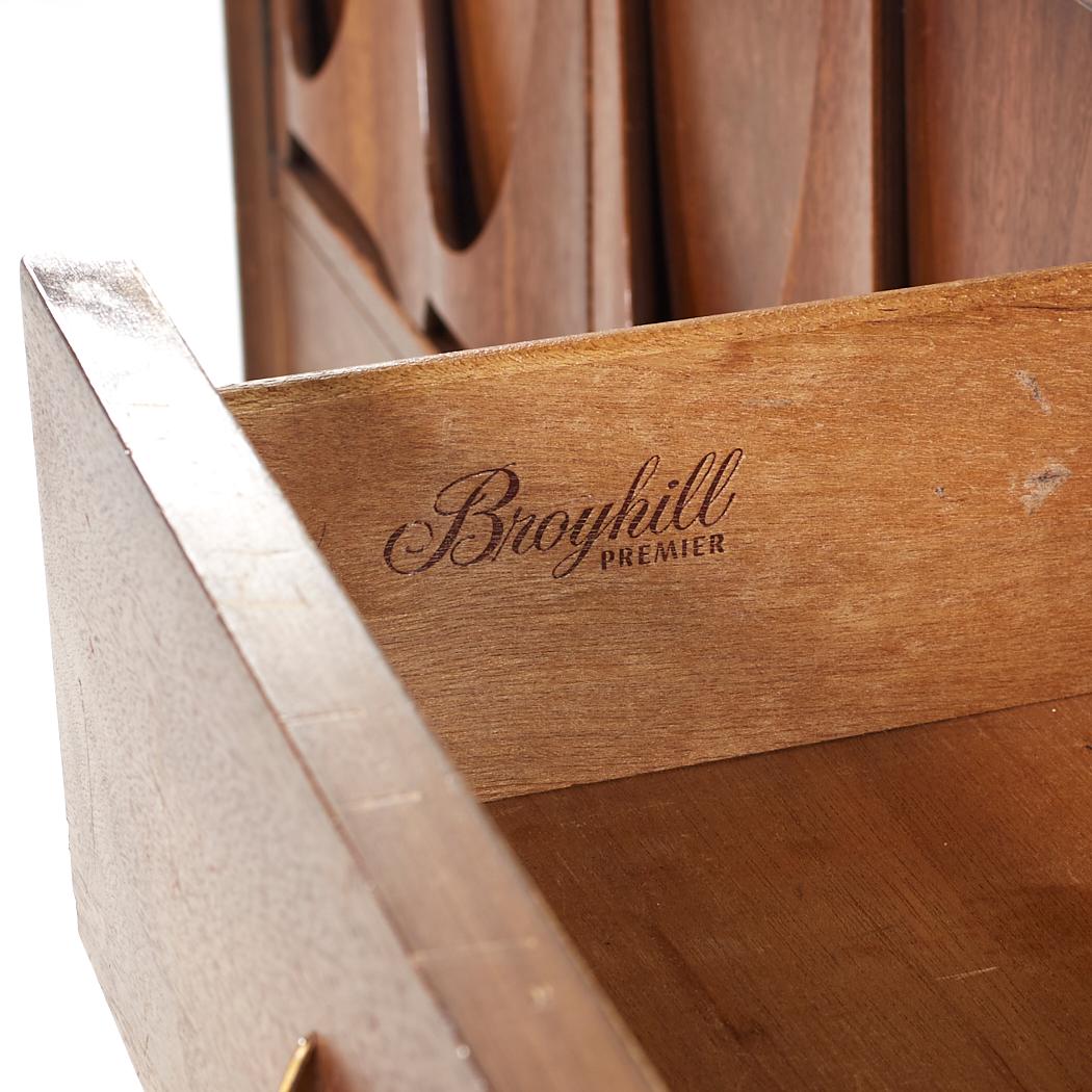 Broyhill Brasilia Mid Century Walnut Magna Highboy Dresser (commode haute) en vente 4