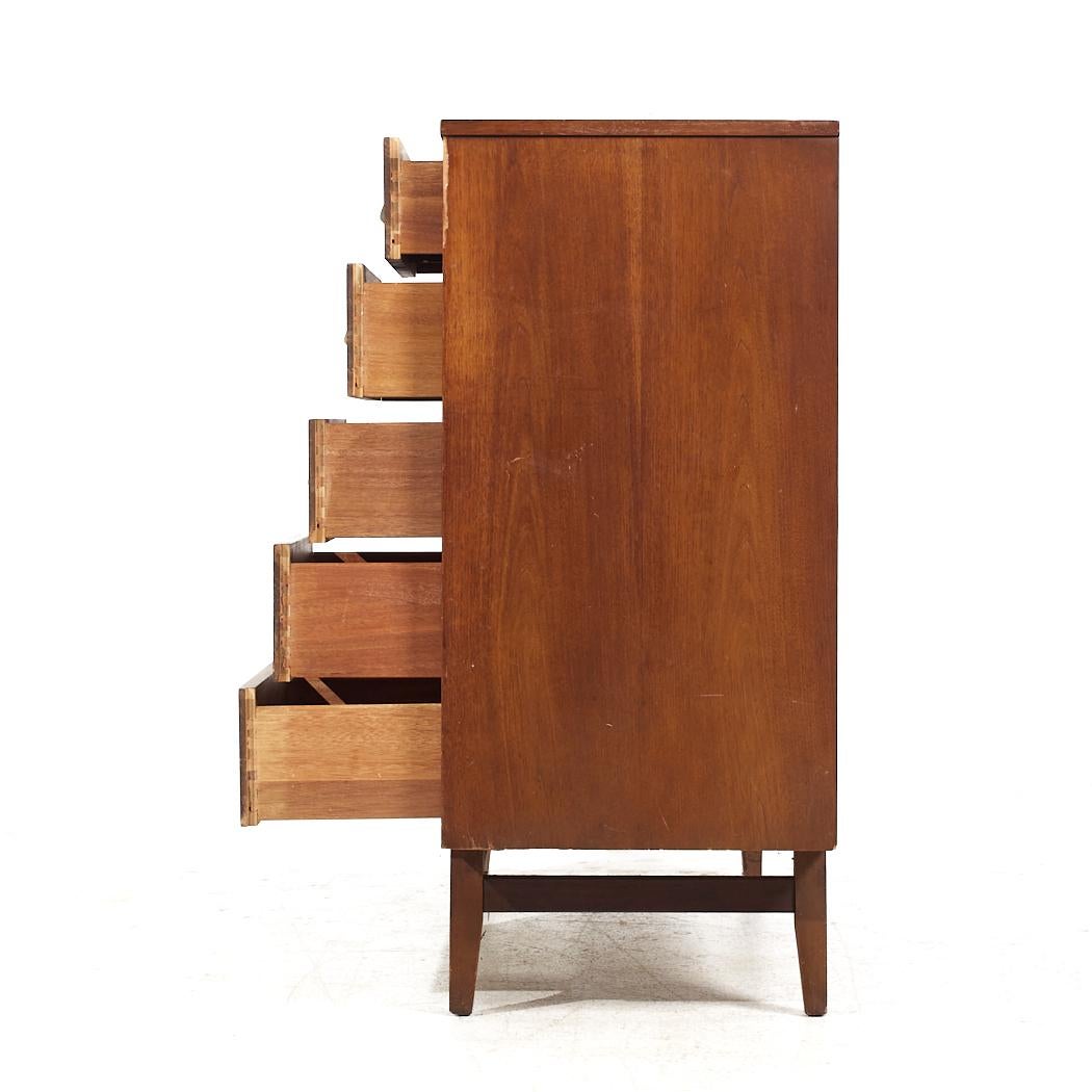 Broyhill Brasilia Mid Century Walnut Magna Highboy Dresser (commode haute) Bon état - En vente à Countryside, IL