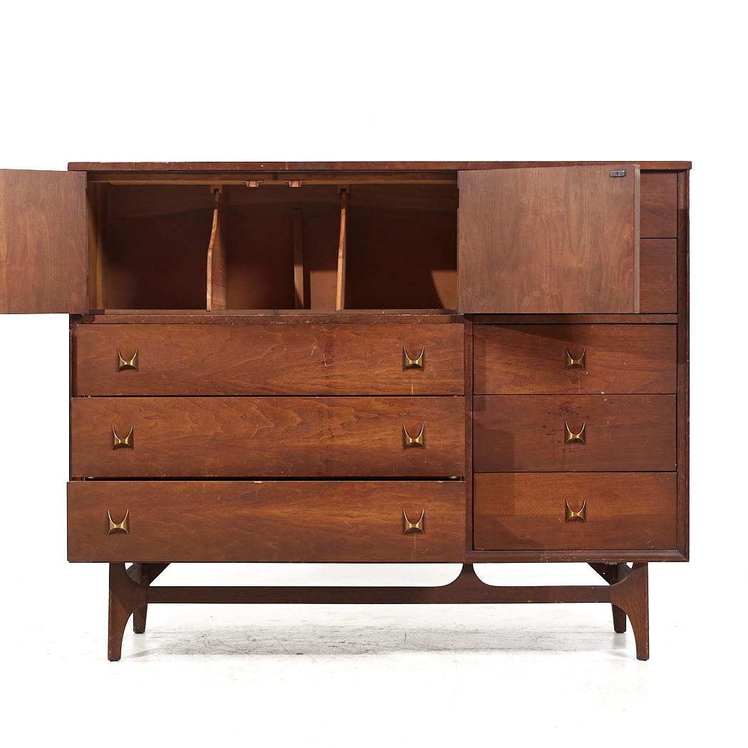 Fin du 20e siècle Broyhill Brasilia Mid Century Walnut Magna Highboy Dresser (commode haute) en vente
