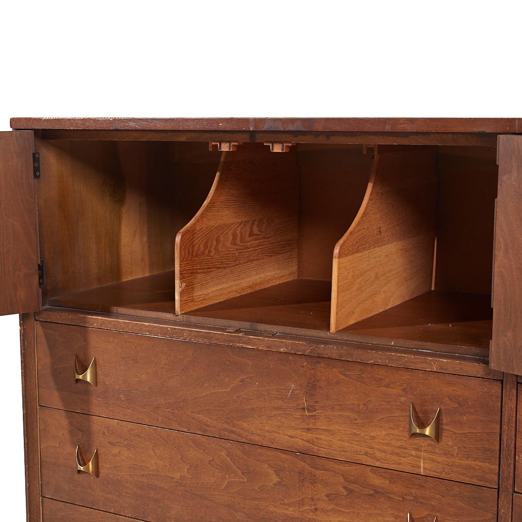 Laiton Broyhill Brasilia Mid Century Walnut Magna Highboy Dresser (commode haute) en vente