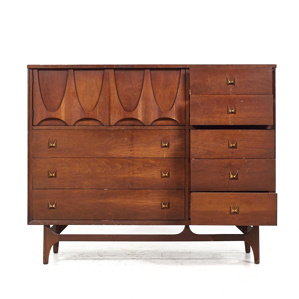 Broyhill Brasilia Mid Century Walnut Magna Highboy Dresser (commode haute) en vente 1