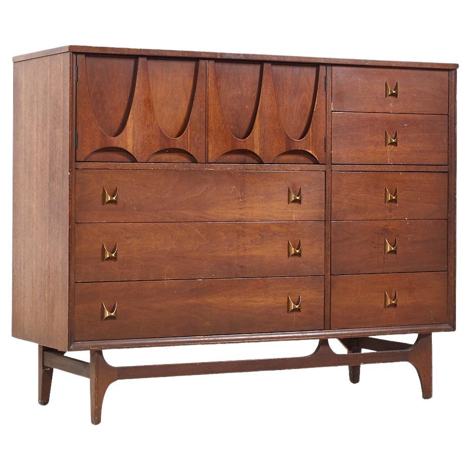 Broyhill Brasilia Mid Century Walnut Magna Highboy Dresser (commode haute) en vente