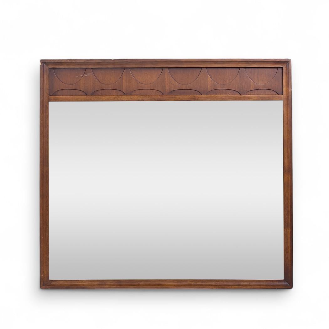Broyhill Brasilia Miroir en noyer du milieu du siècle

Ce miroir mesure : 44.25 large x 1 profond x 40.25 pouces de haut

Nous prenons nos photos dans un studio à éclairage contrôlé afin de montrer le plus de détails possible. Nous n'éliminons pas