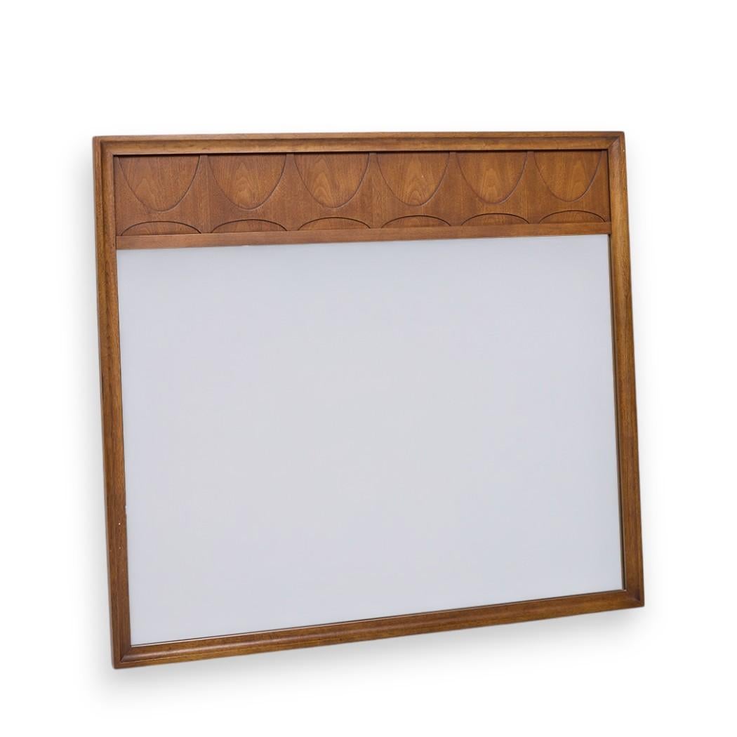 Specchio in noce Broyhill Brasilia Mid Century

Questo specchio misura: 44,25 larghezza x 1 profondità x 39,25 pollici di altezza

Tutti i mobili possono essere acquistati in quello che noi chiamiamo stato vintage restaurato. Ciò significa che il