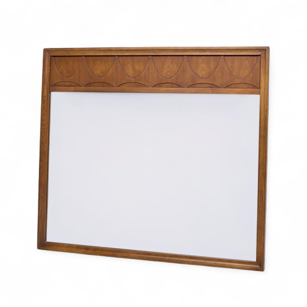Mid-Century moderno Specchio in noce Broyhill Brasilia Mid Century in vendita