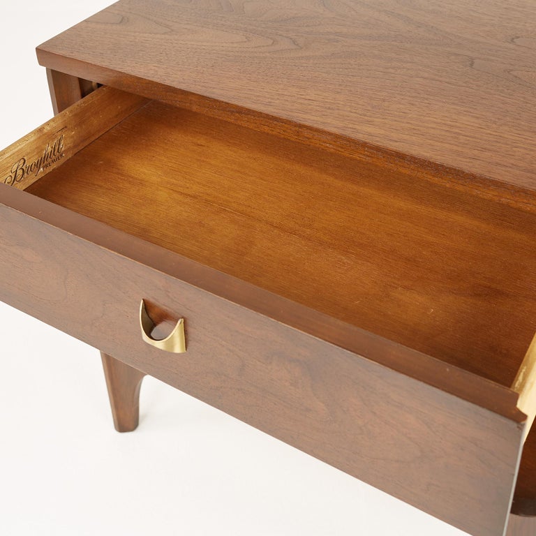 Broyhill Brasilia Mid Century Walnut Nightstand In Good Condition For Sale In Countryside, IL