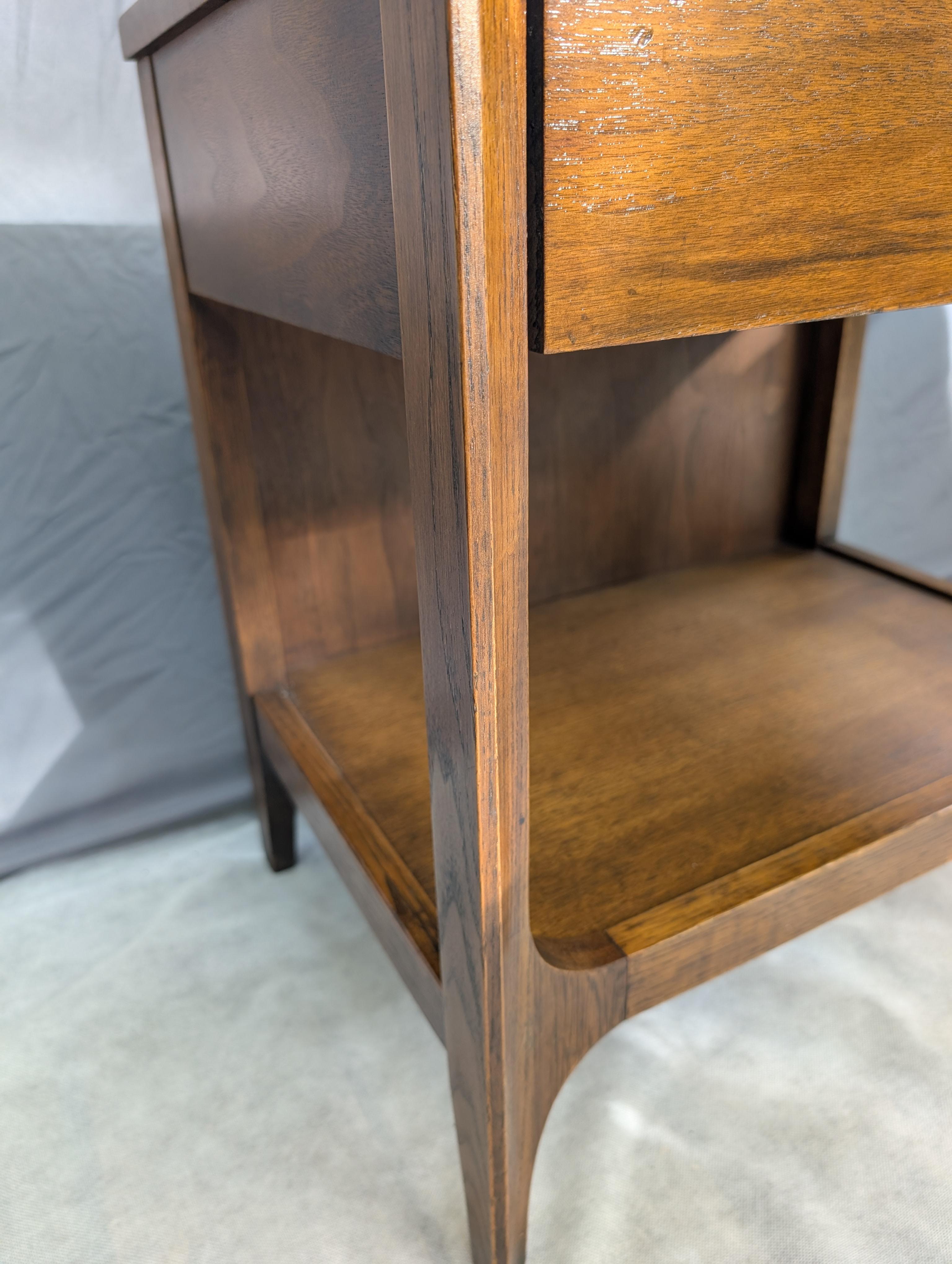 Broyhill Brasilia tables de nuit en noyer du milieu du siècle en vente 5