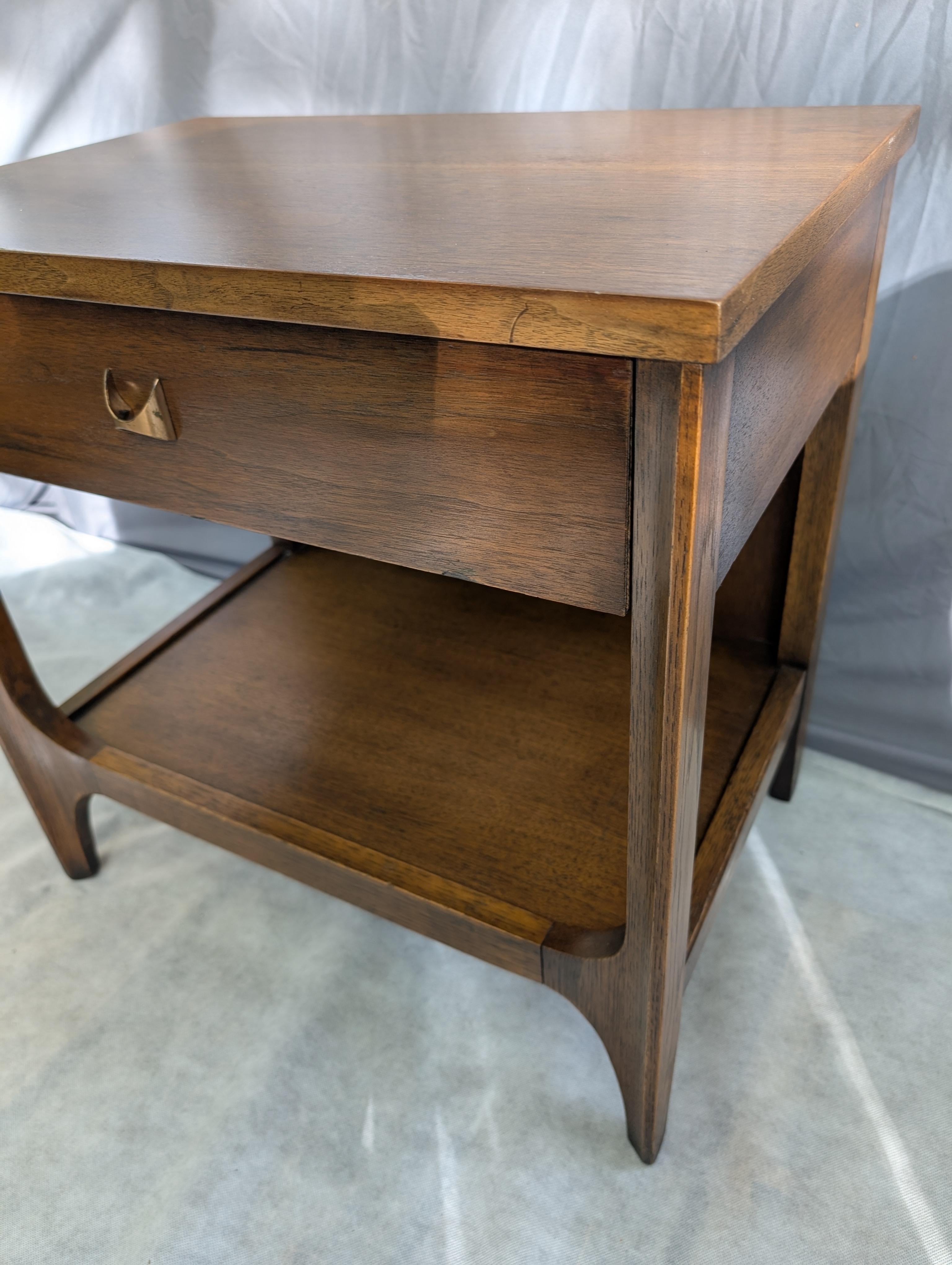 Broyhill Brasilia tables de nuit en noyer du milieu du siècle en vente 6