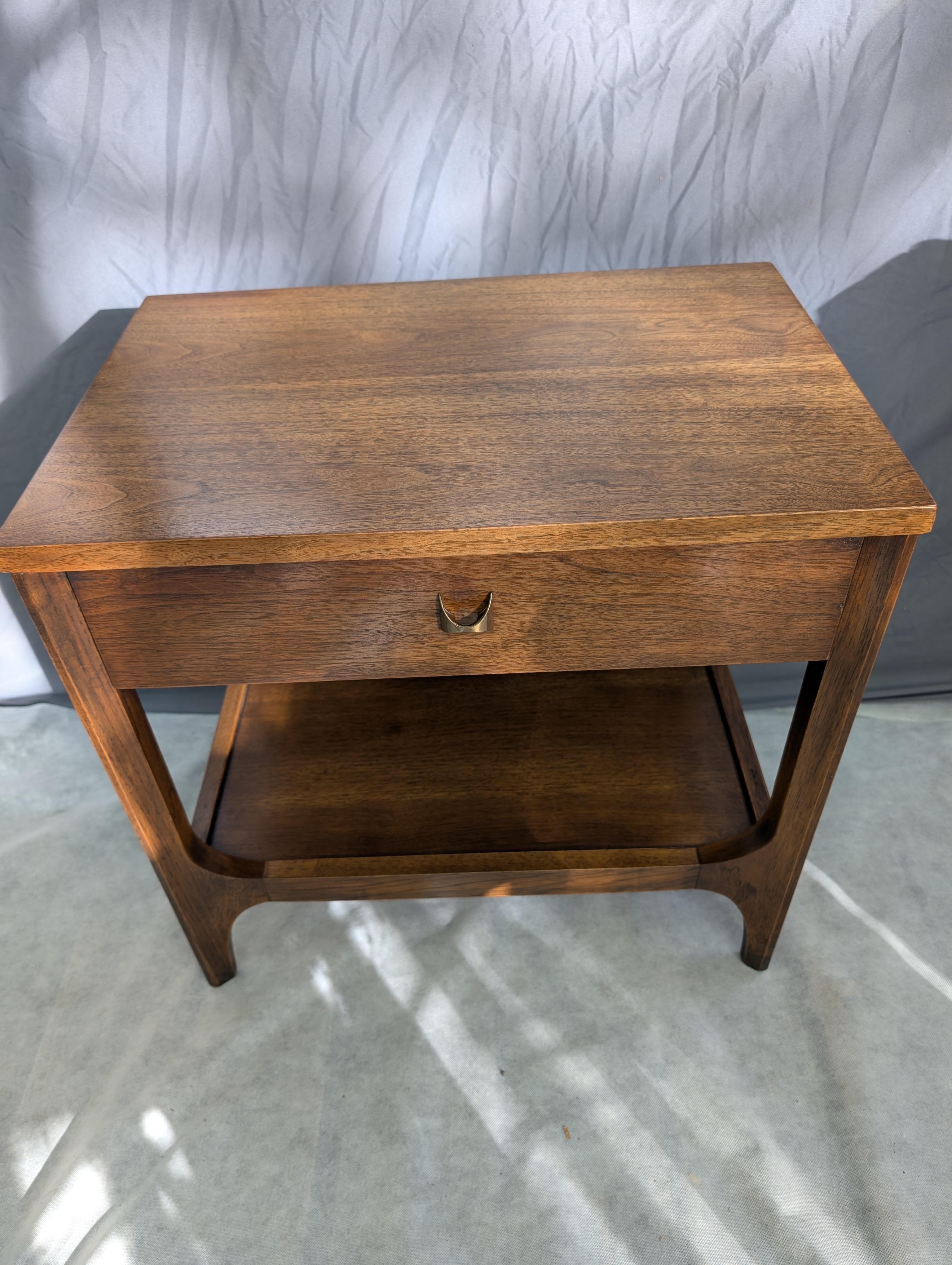 Broyhill Brasilia tables de nuit en noyer du milieu du siècle en vente 7