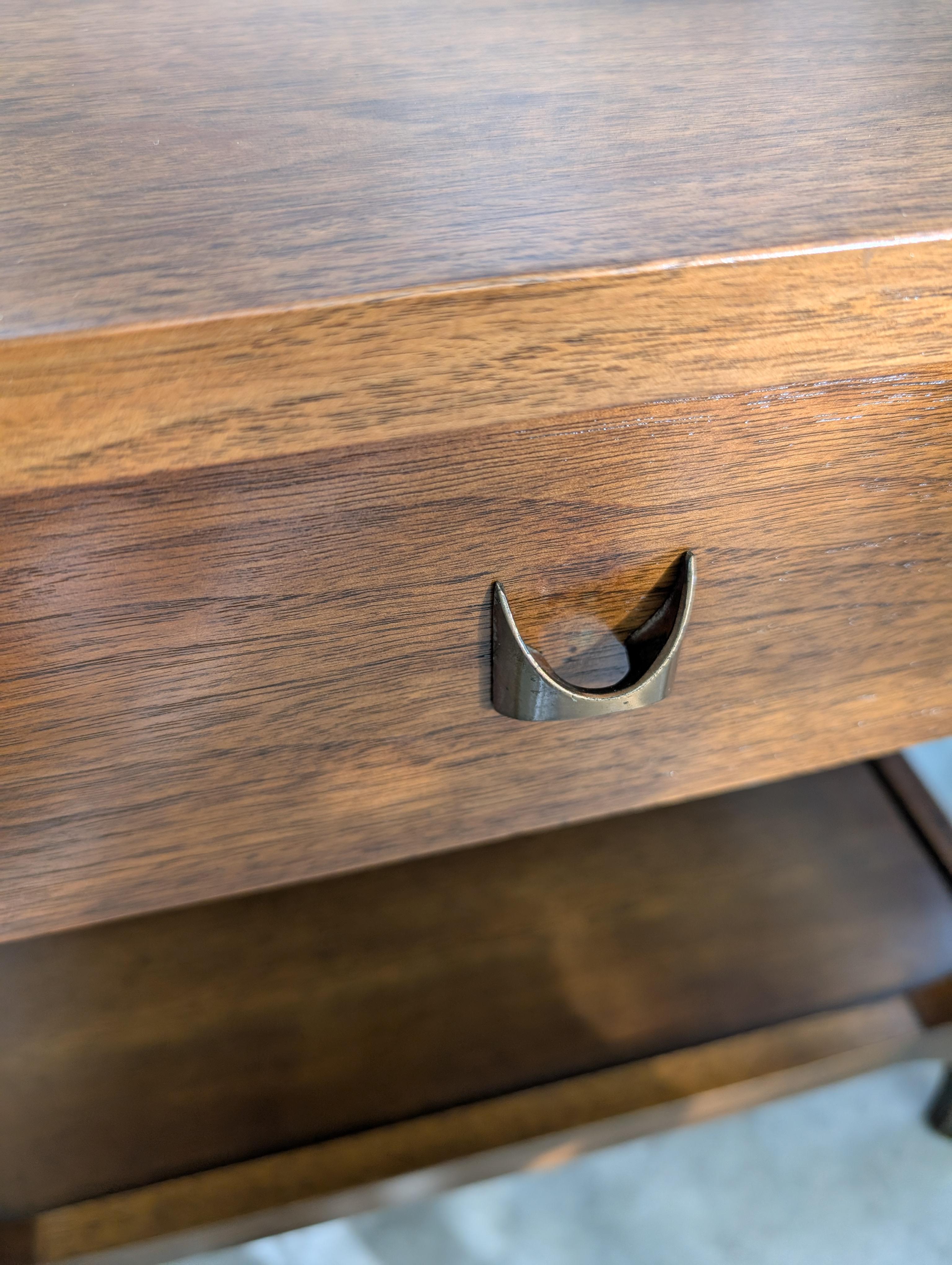 Broyhill Brasilia tables de nuit en noyer du milieu du siècle en vente 8