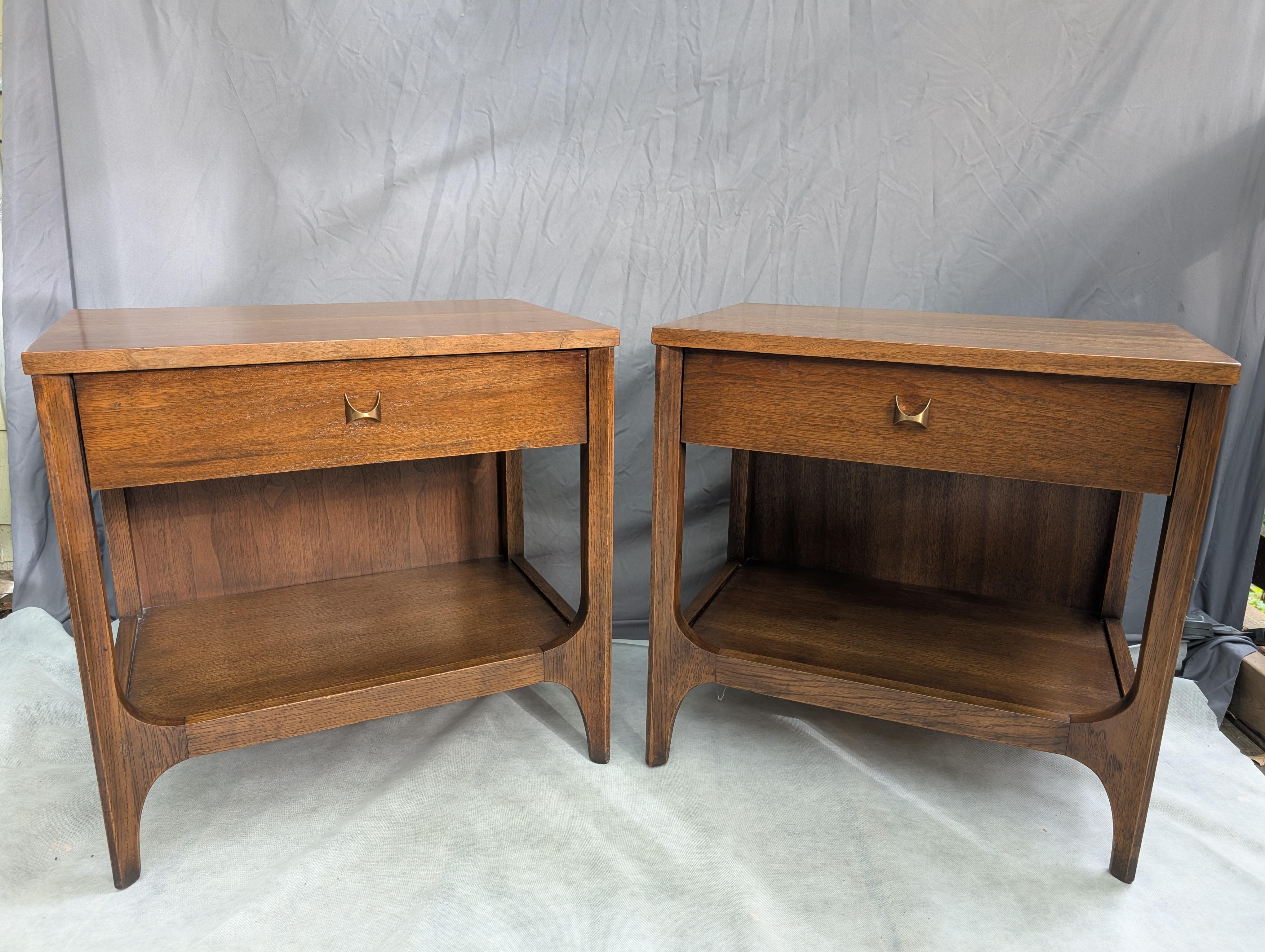 Broyhill Brasilia tables de nuit en noyer du milieu du siècle en vente 9