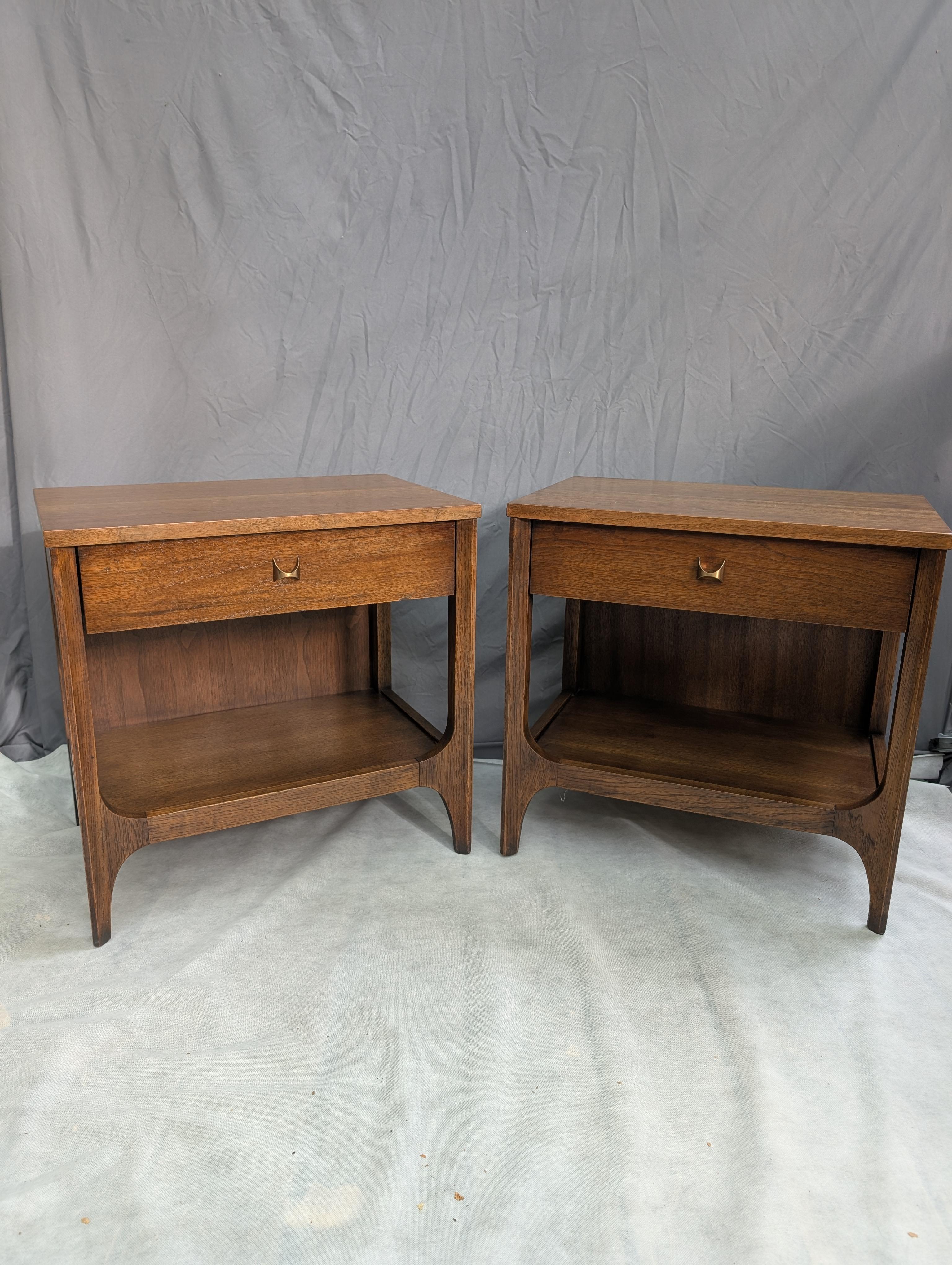 Deux tables de nuit assorties en noyer Broyhill Brasilia Mid Century
Conçu par Mel Smith
Tirettes arquées d'origine
Un tiroir par table de nuit
Le tiroir dispose d'un espace de rangement ouvert sous le tiroir.
