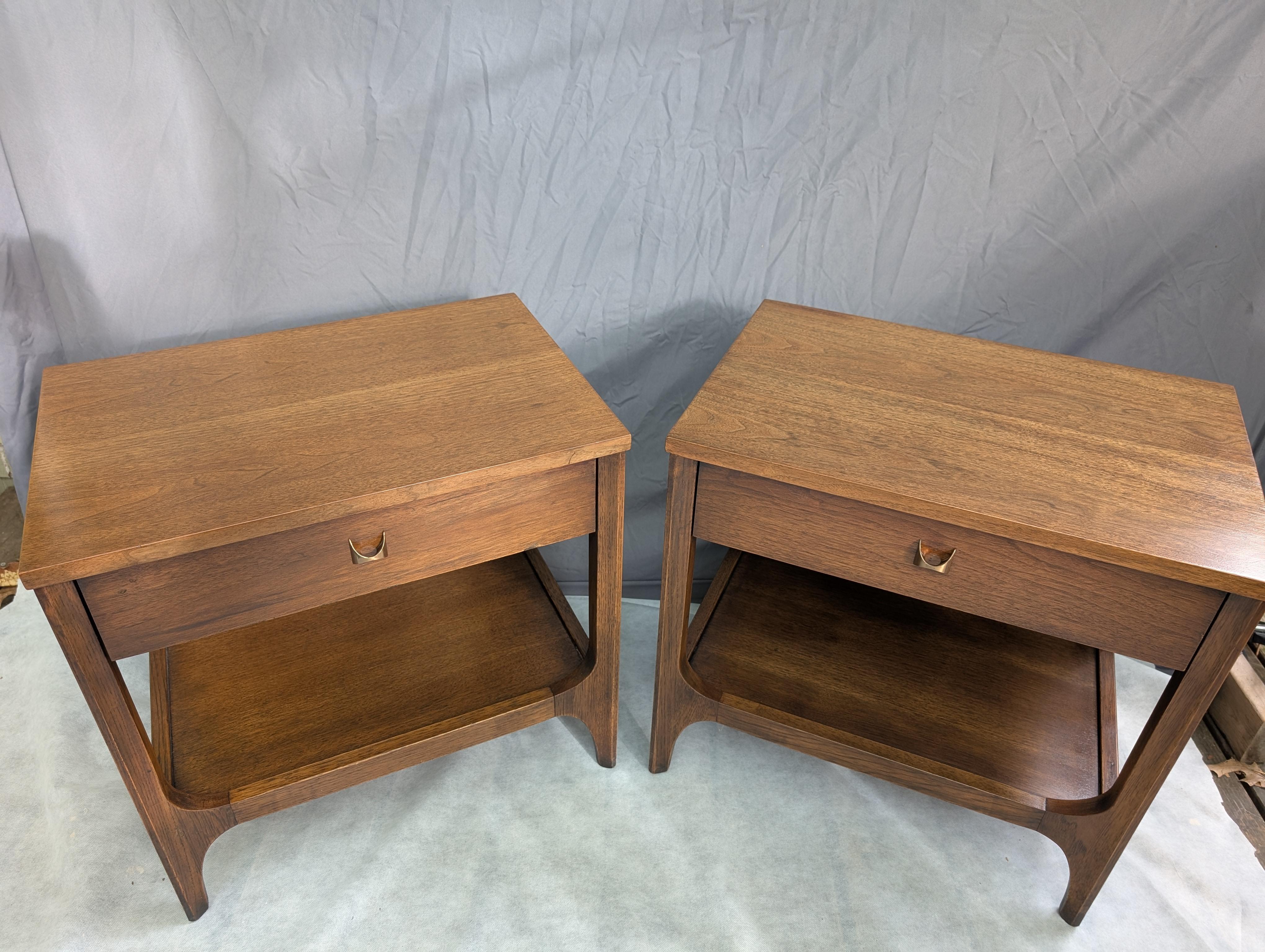 Broyhill Brasilia tables de nuit en noyer du milieu du siècle Bon état - En vente à Cincinnati, OH
