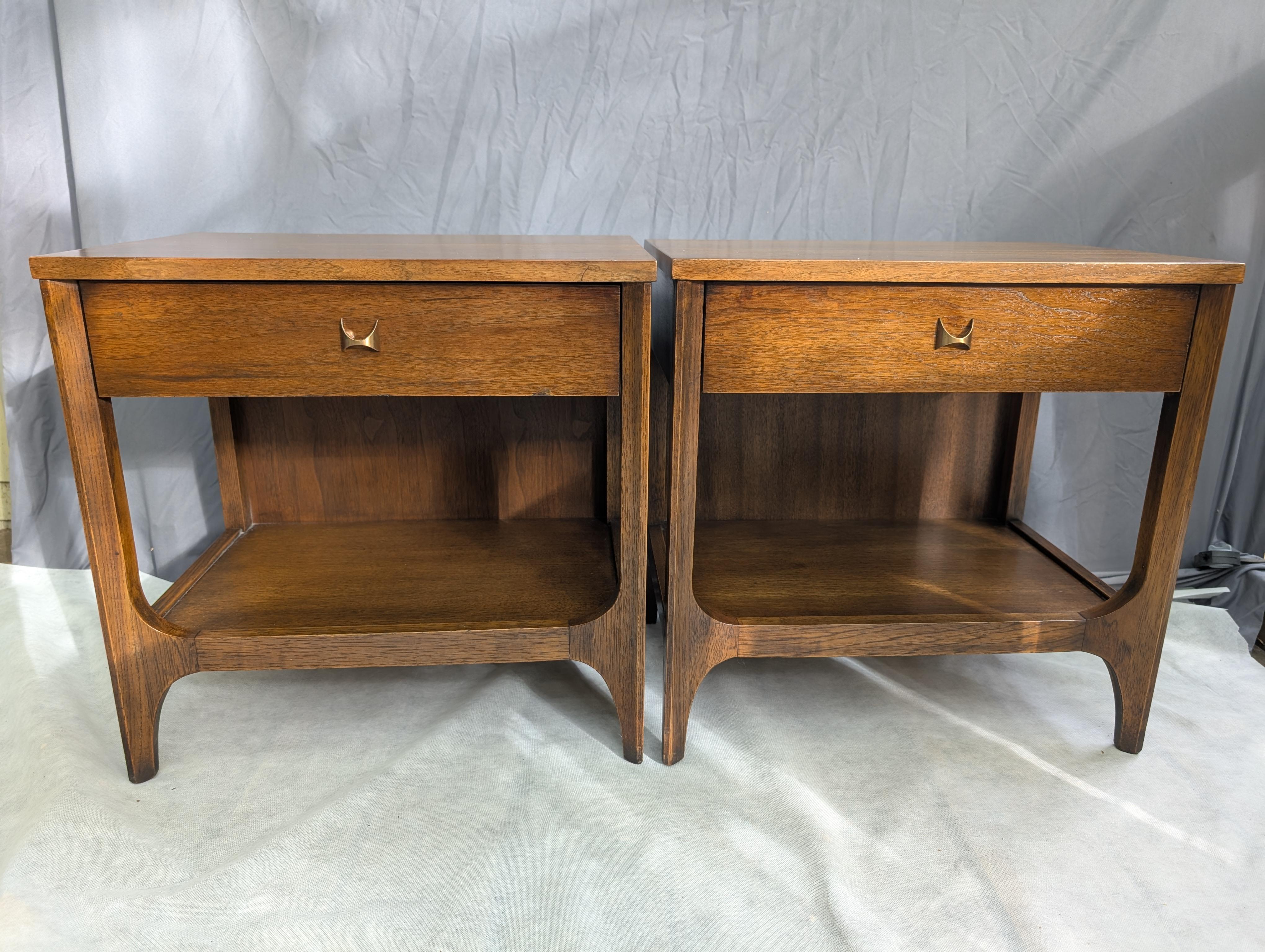 20ième siècle Broyhill Brasilia tables de nuit en noyer du milieu du siècle en vente