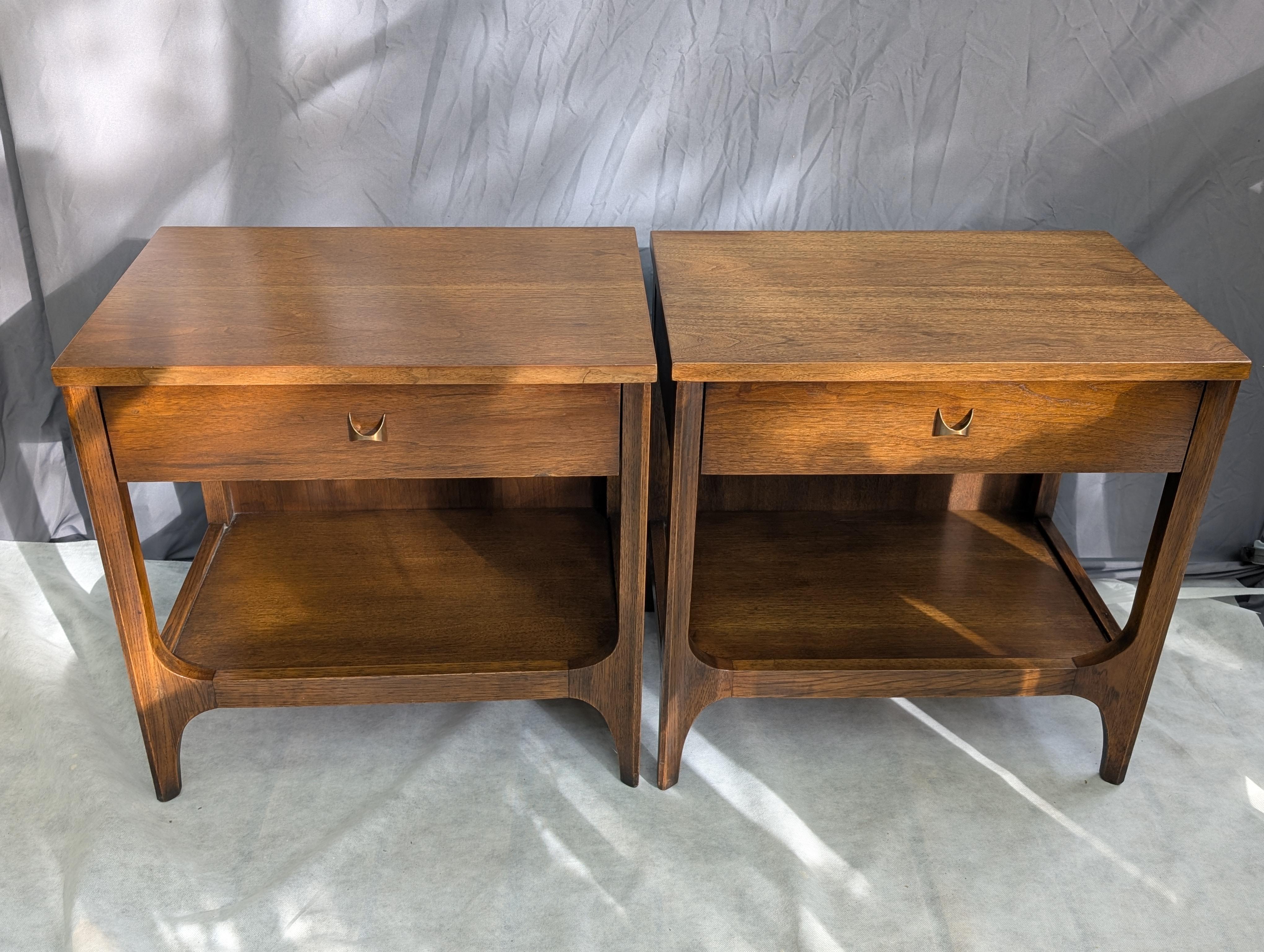 Noyer Broyhill Brasilia tables de nuit en noyer du milieu du siècle en vente