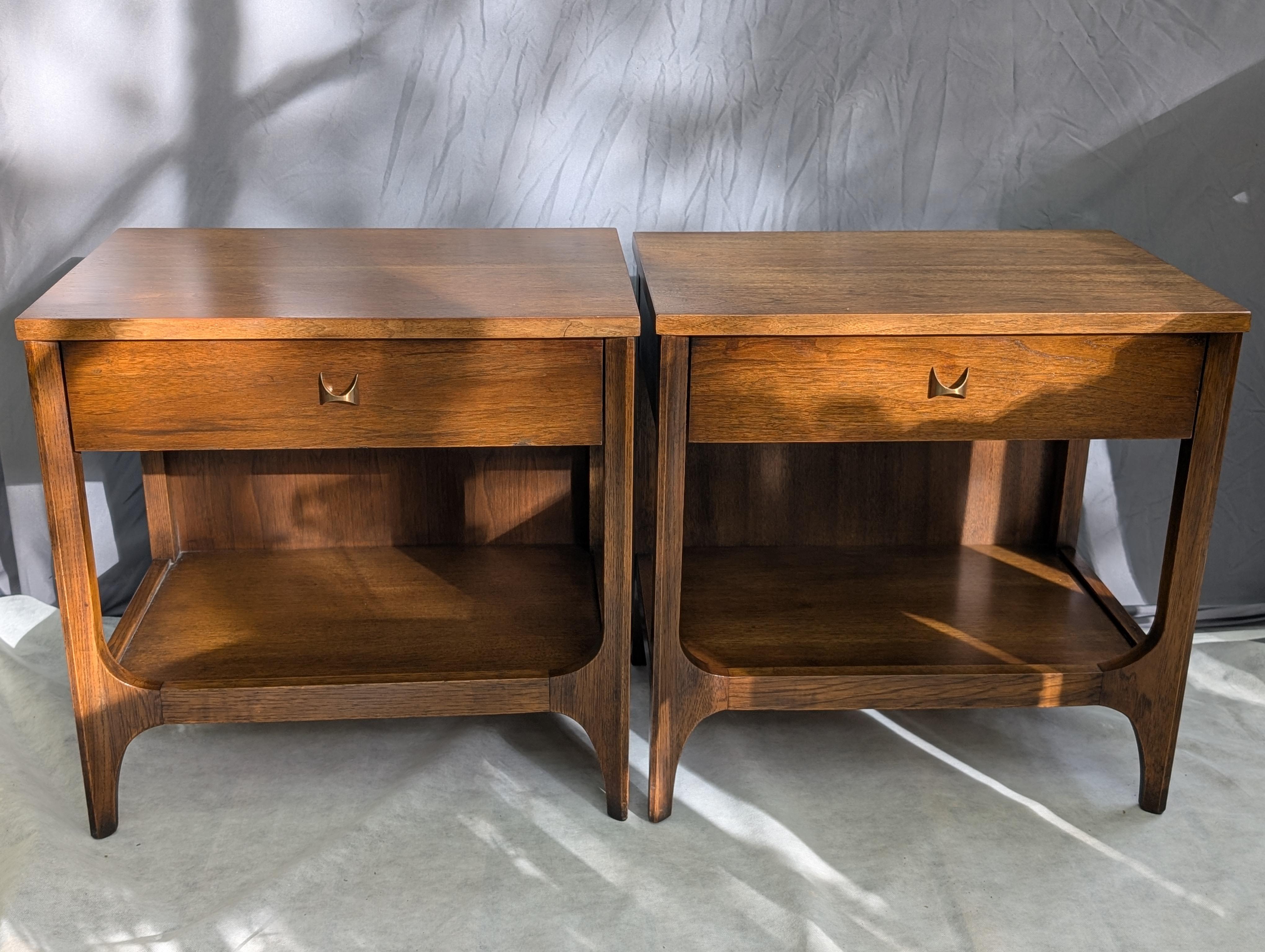 Broyhill Brasilia tables de nuit en noyer du milieu du siècle en vente 1