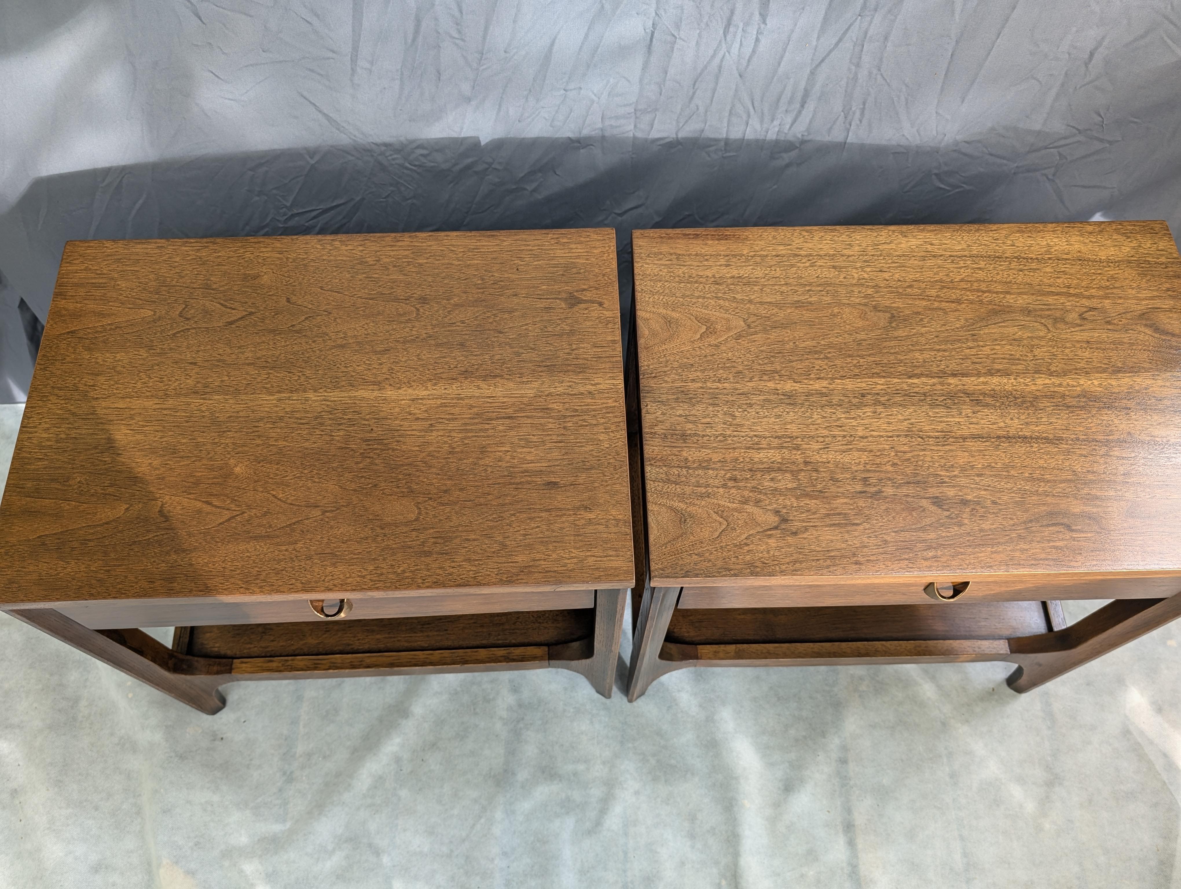 Broyhill Brasilia tables de nuit en noyer du milieu du siècle en vente 2