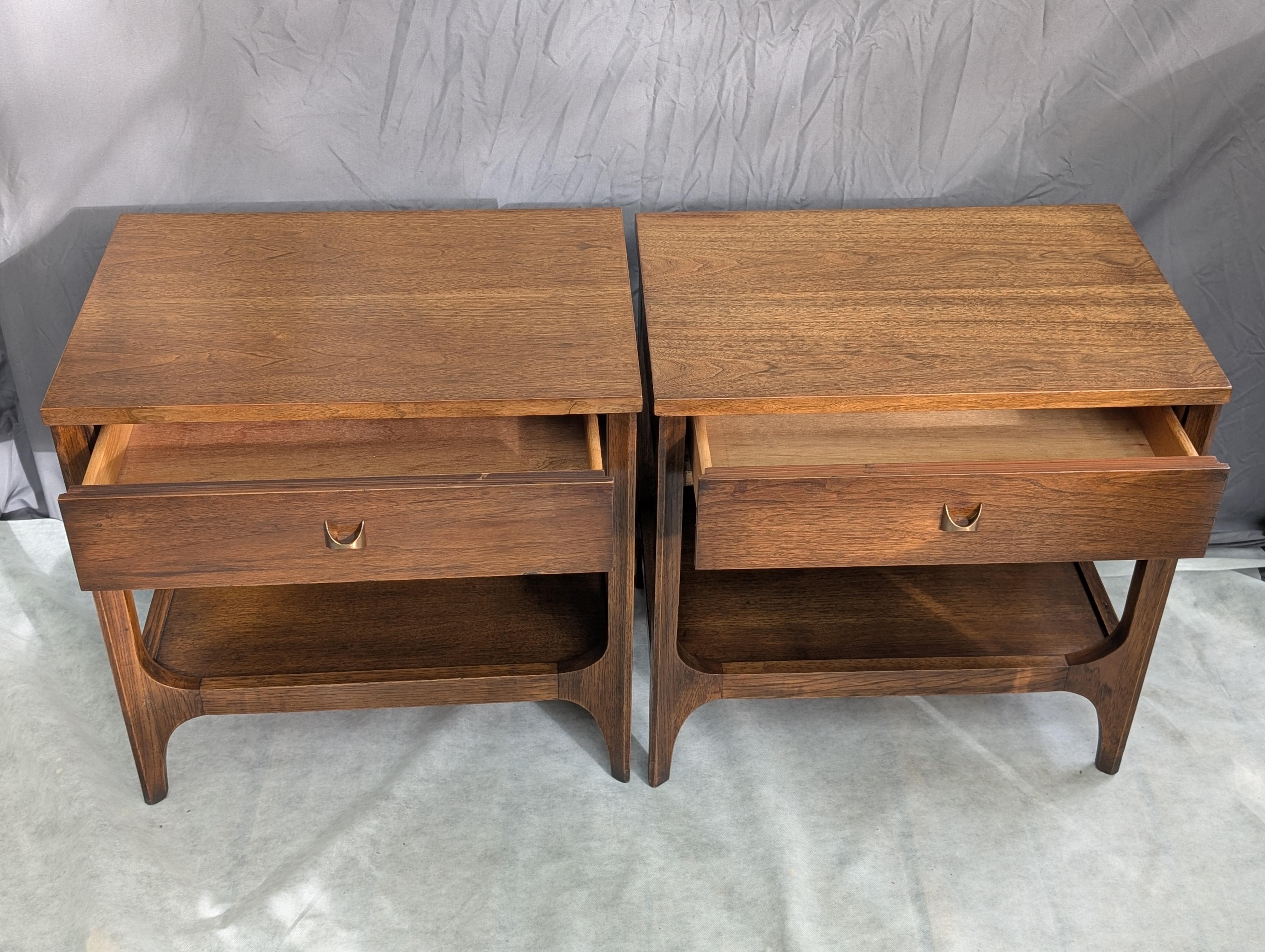 Broyhill Brasilia tables de nuit en noyer du milieu du siècle en vente 3