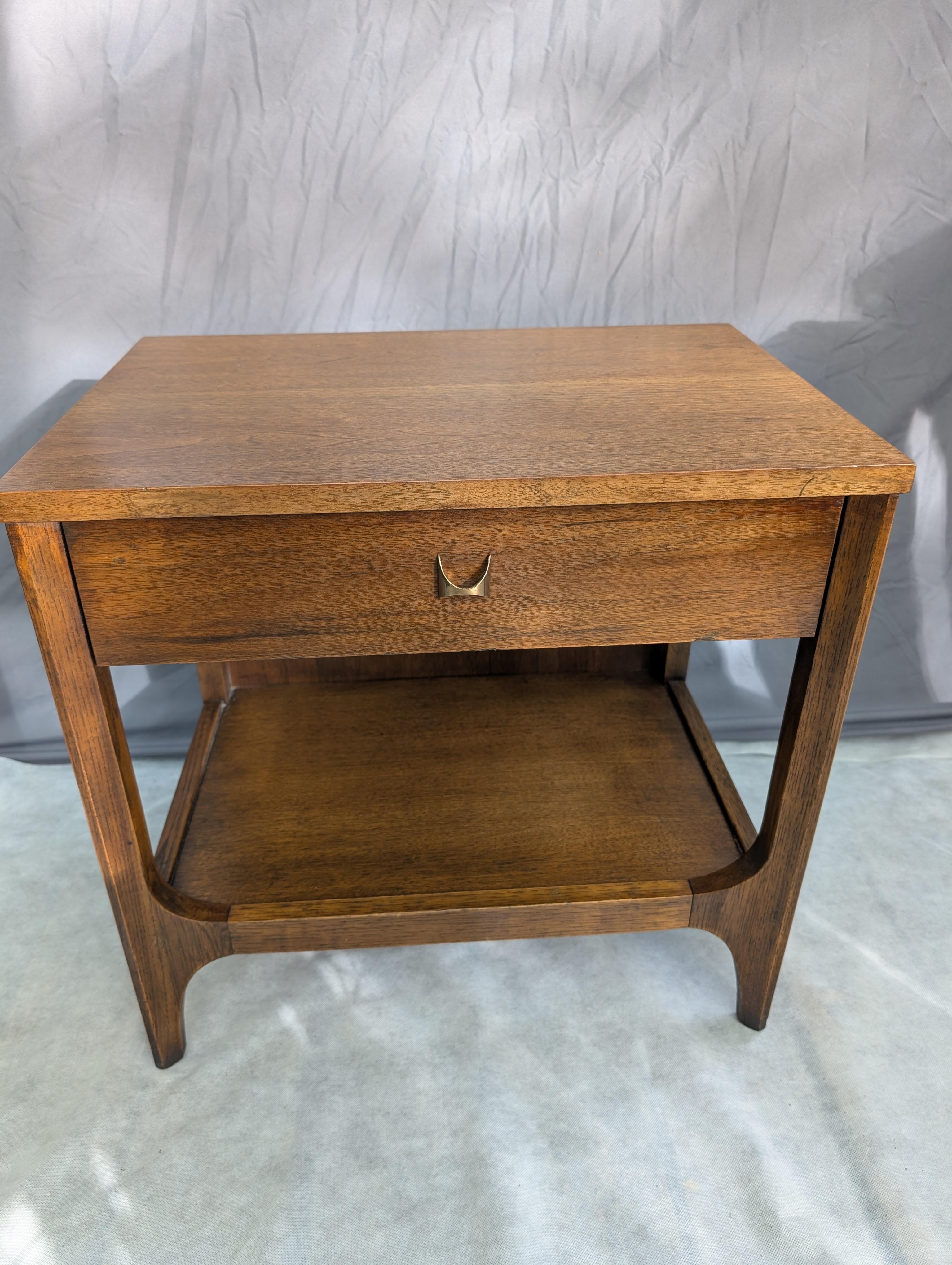 Broyhill Brasilia tables de nuit en noyer du milieu du siècle en vente 4