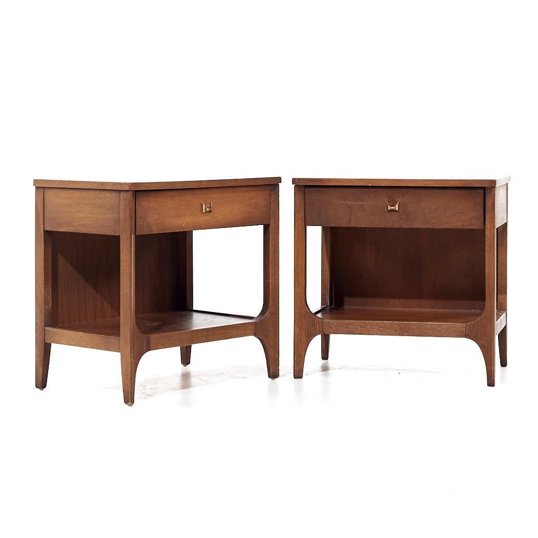 Broyhill Brasilia Mid Century Walnut Nightstands - Pair

Each nightstand measures: 22.25 wide x 15 deep x 22.25 inches high

All pieces of furniture can be had in what we call restored vintage condition. That means the piece is restored upon
