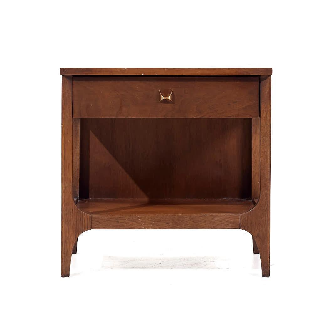 Broyhill Brasilia Mid Century Walnut Nightstands - Pair In Good Condition For Sale In Countryside, IL