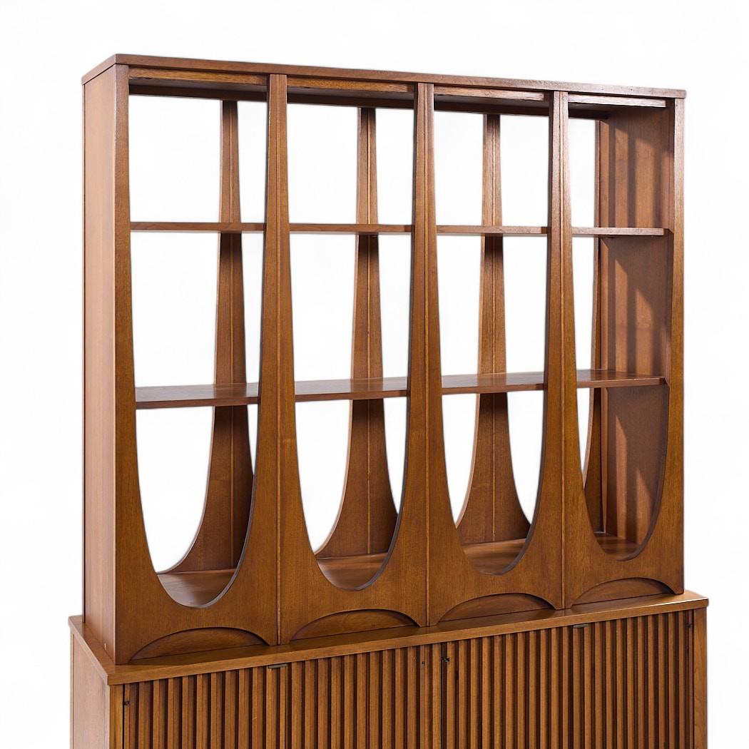 Diviseur de pièce Broyhill Brasilia en noyer du milieu du siècle dernier en vente 4