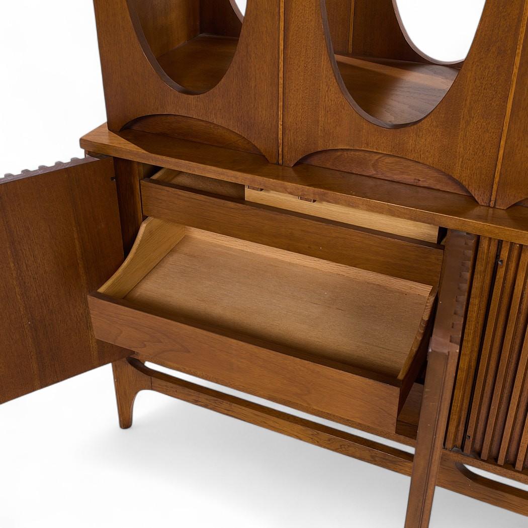 Diviseur de pièce Broyhill Brasilia en noyer du milieu du siècle dernier en vente 6