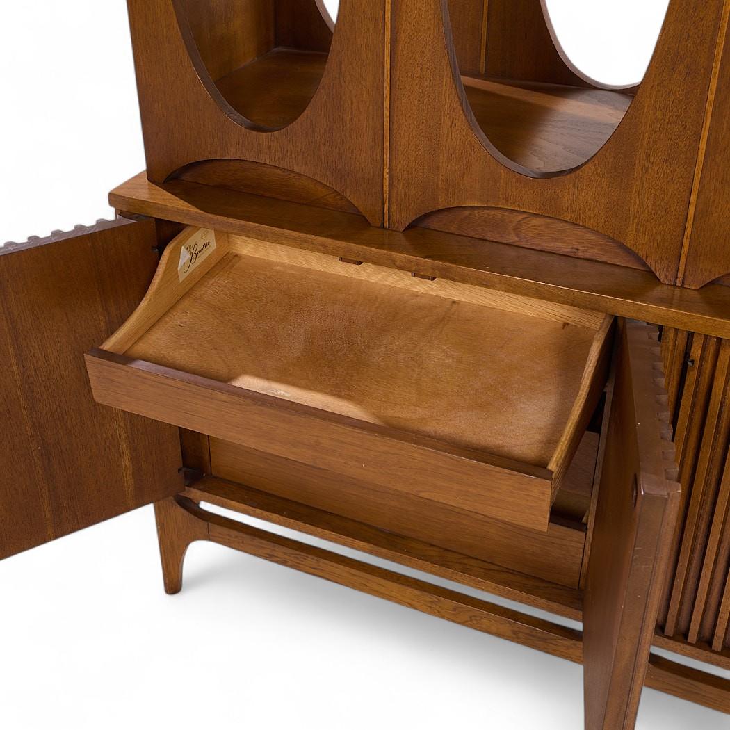 Diviseur de pièce Broyhill Brasilia en noyer du milieu du siècle dernier en vente 7