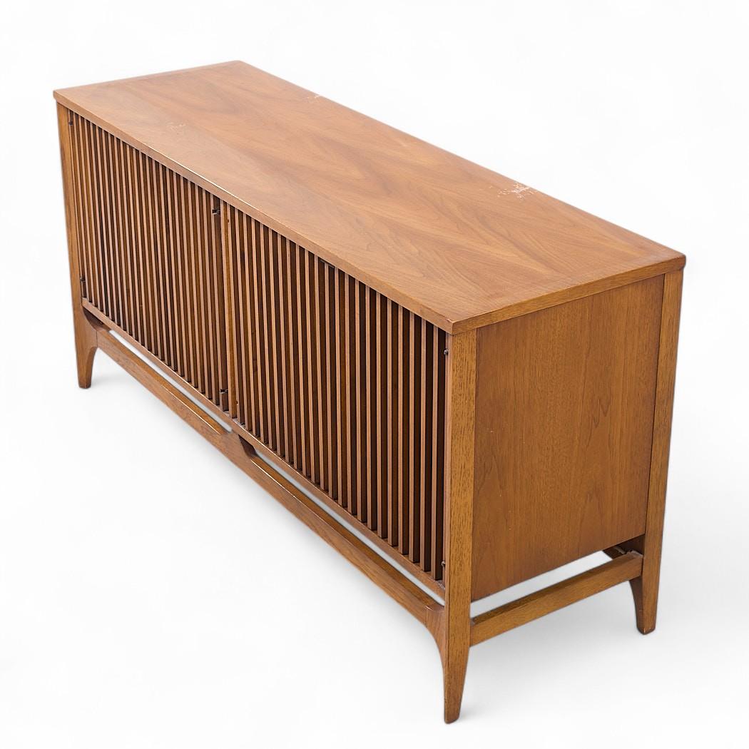 Diviseur de pièce Broyhill Brasilia en noyer du milieu du siècle dernier en vente 8