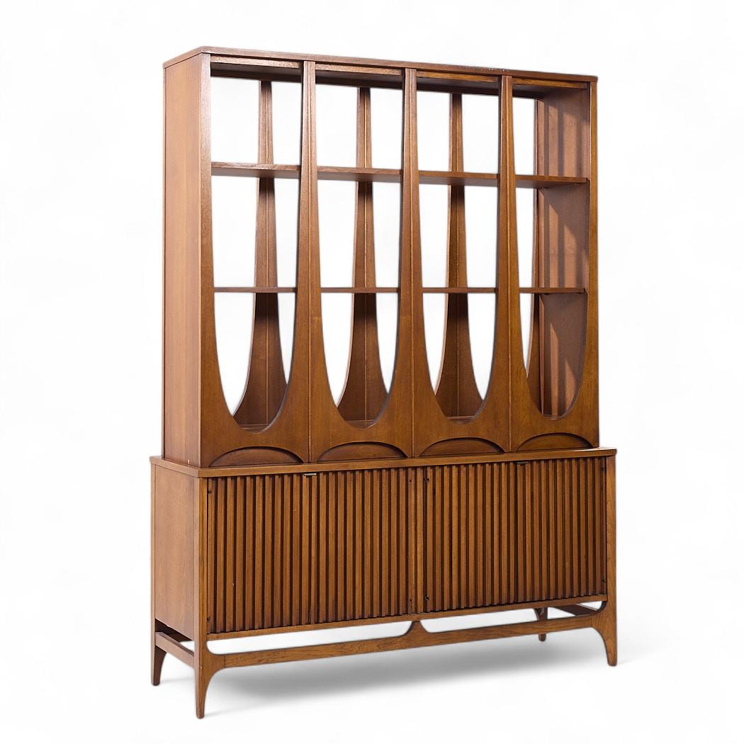 Diviseur de pièce Broyhill Brasilia en noyer du milieu du siècle dernier

Le bas de la séparation de pièce mesure : 54 de large x 17 de profond x 26.5 de haut
La partie supérieure de la cloison mesure : 52 de large x 13 de profond x 46 de haut
La