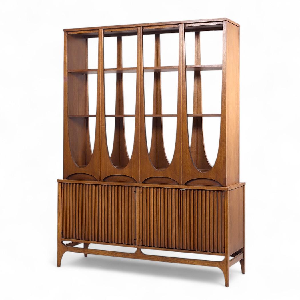 Mid-Century Modern Diviseur de pièce Broyhill Brasilia en noyer du milieu du siècle dernier en vente