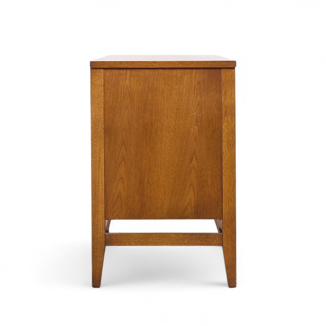 Diviseur de pièce Broyhill Brasilia en noyer du milieu du siècle dernier Bon état - En vente à Countryside, IL